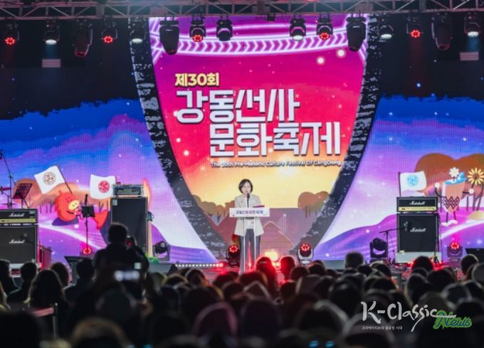 제30회 강동선사문화축제 폐막선언 중인 이수희 강동구청장
