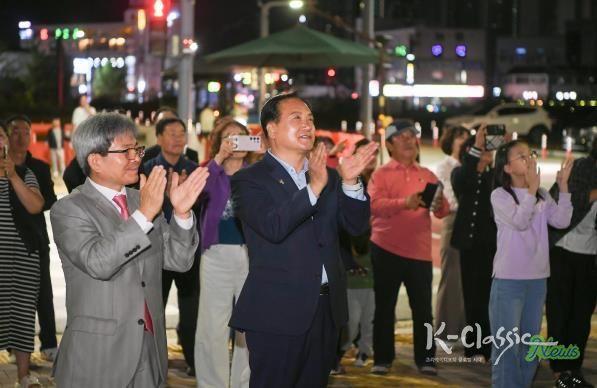 이권재 오산시장이 10월16일 신동아2차아파트 점등식에 참석한 모습