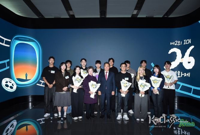 23일 인천공항 제2여객터미널 강동석관에서 진행된  ‘제2회 ICN 26(아이씨엔 이륙) 영화제 시상식’에서 인천국제공항공사 이학재 사장(사진 앞줄 왼쪽에서 네 번째) 및 수상자들이 기념촬영을 하고 있다.