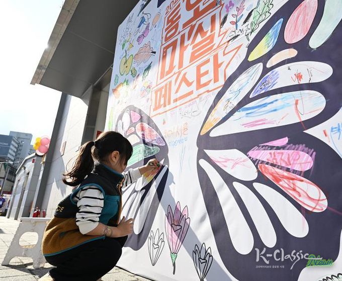 10월 25일 동오마을 먹거리타운에서 열린 제8회 동오마을축제 ‘2025 동오마실페스타’ 모습