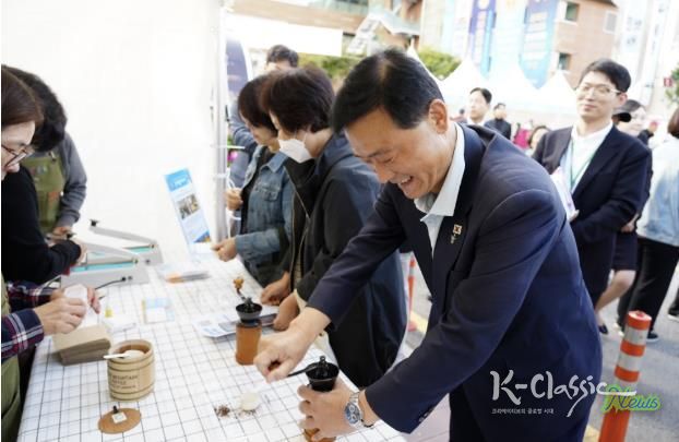 이승로 성북구청장이 구민들과 함께 온:마을 페스타 축제를 즐기고 있다