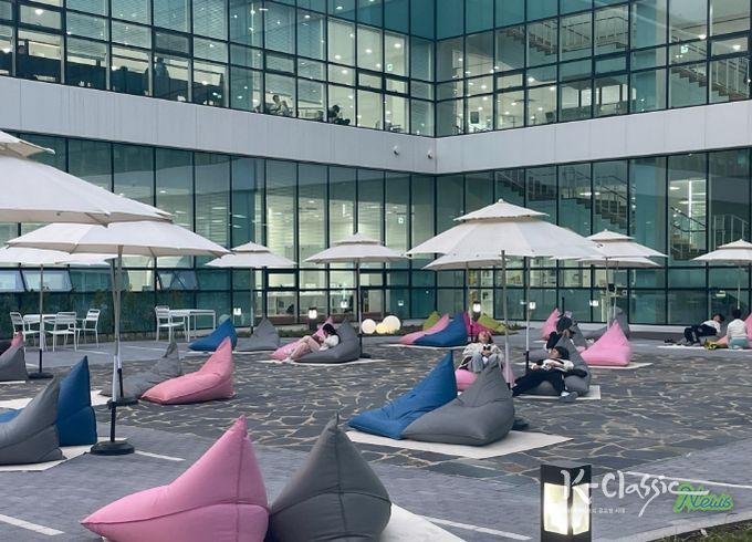 모담도서관 야외 독서공간