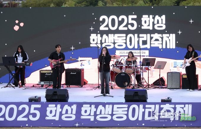 참가 학생 밴드가 갈고 닦은 실력을 무대에서 뽐내고 있다