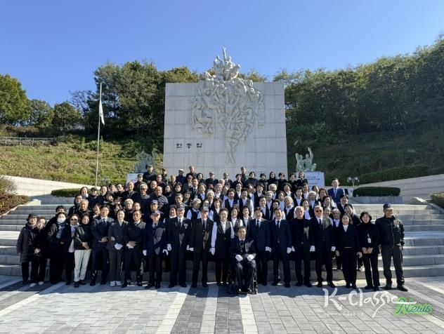 추모제에 참석한 부천시 보훈단체장이 기념 촬영을 하고 있다.