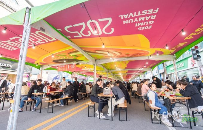 구미라면축제 개막 첫날 9만 인파, 도심이 끓었다