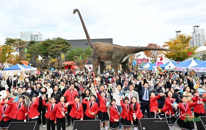 ‘2025 울산 종갓집 온마을교육축제’가 8일 공룡발자국 공원에서 김영길 중구청장, 박경흠 중구의회 의장, 천창수 시교육감, 구의원, 마을교육공동체, 학생 등이 참석한 가운데 열렸다.