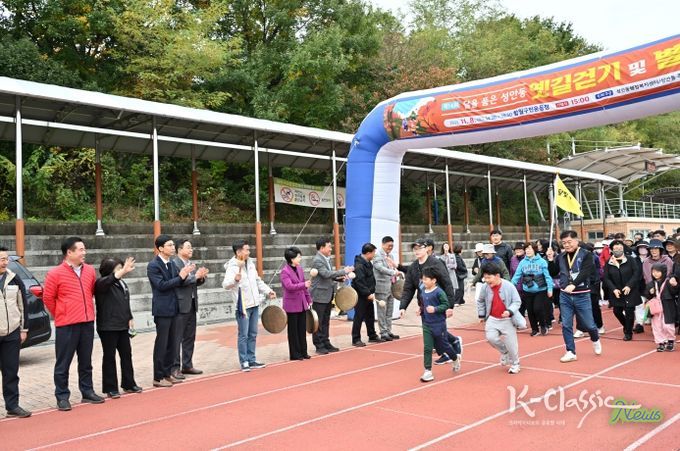 성안동 주민자치위원회(위원장 손순화) 주관한 제14회 달을 품은 성안동 옛길걷기 및 별빛음악회가 8일 함월구민운동장에서 김영길 중구청장과 박경흠 중구의회 의장, 박성민 국회의원, 이성룡 울산시의회 의장, 시·구의원, 각 동 주민자치위원장, 지역 주민 들이 참석한 가운데 열렸다.