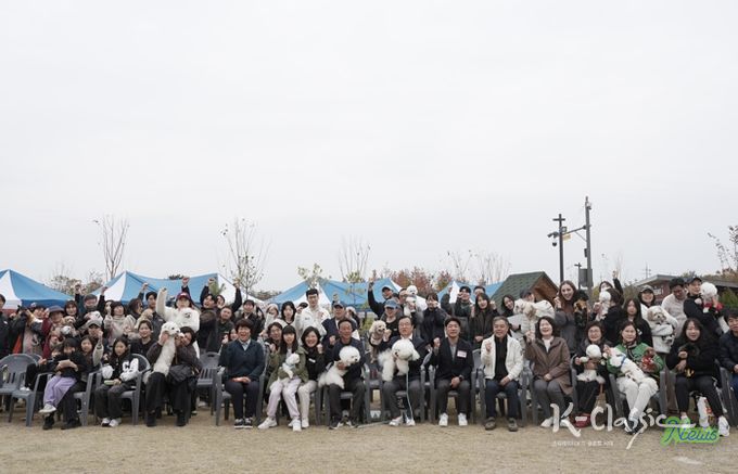 8일 미사아일랜드 펫존에서 열린 ‘2025 하남시 반려동물 문화축제’에서 반려인과 반려견들이 기념촬영을 하고 있다.