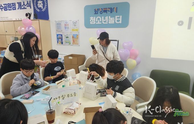 화성특례시 청소년놀터 동탄호수공원점에서 학생들이 아크릴 무드등 만들기를 체험하고 있다.