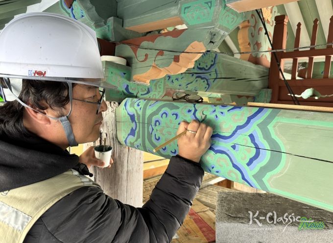 청평사 회전문 전통 단청에 동록 안료를 적용하는 모습(연화머리초 시문)