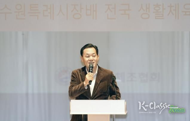 이재준 수원시장이 제1회 수원특례시장배 전국 생활체육 체조대회에서 인사말을 하고 있다.