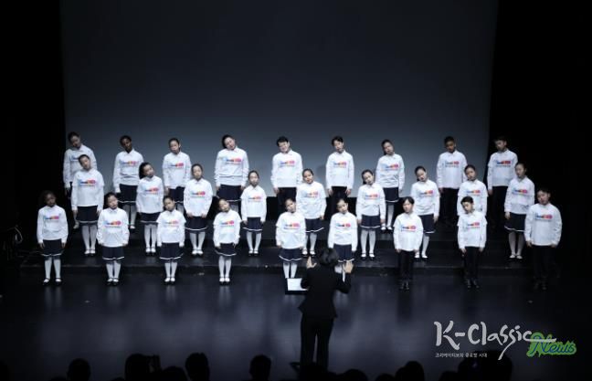 안산시 세계소년소녀합창단이 15일 소극장 보노마루에서 열린 ‘제15회 정기연주회’ 무대에서 합창을 하고 있다.