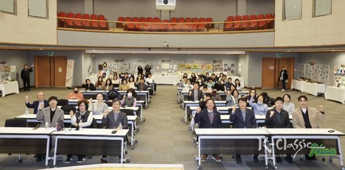 장애인 학습자들이 18일 안산문화예술의전당 국제회의장에서 ‘안산시 장애인 평생학습 성과공유회’를 진행하고 있다.