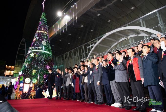 구미역 광장, 성탄트리 밝혀…시민과 함께 따뜻한 겨울 연다(성탄트리, 단체사진)