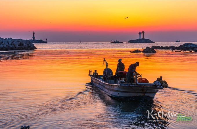 제7회 국가어항 사진 공모전(전문가 사진부문 / 장관상 / 수상자 : 김기홍 / 작품명 : 여명 속의 출어 / 촬영항 : 부산광역시 대변항)