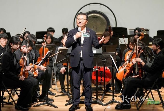 중랑구립 청소년오케스트라 단원들과 연주회장에 참석한 류경기 중랑구청장