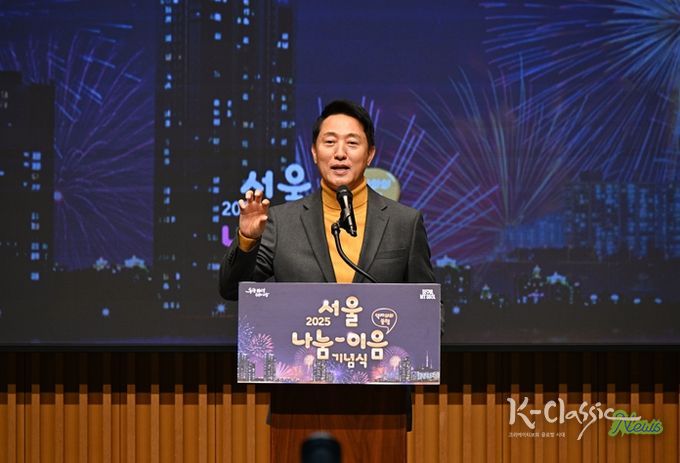 오세훈 서울시장이 2일 서울시청 다목적홀에서 개최된 '제1회 서울 나눔-이음 기념식'에서 축사하고 있다.