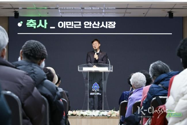 이민근 안산시장이 10일 단원구 노인복지관 대강당 한울채에서 열린 개관 20주년 기념 ‘청춘제’ 행사에서 인사 발언을 하고 있다.