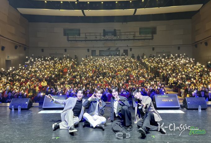 크로스오버 사중창단‘포레스텔라’가 앙코르 공연 도중 휴대폰 불빛으로 호응하는 관객과 함께 기념촬영을 하고 있다.