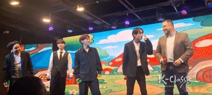 공연을 하고있는 K-Pop 개그 아이돌 과 바스티안 뢰슬러 회장 회장 (Plasmatreat Korea) (사진제공: 주한외국기업연합회 KOFA)