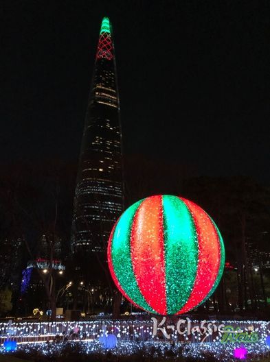 크리스마스 기념 영상이 표출되는 ‘더 스피어’의 아름다운 야경