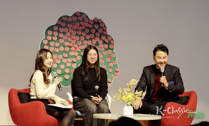 오언석 도봉구청장이 지난 12일 도봉구청 2층 선인봉홀에서 열린 친절선포식-‘친절토크’ 시간에서 구민과 대화를 나누고 있다