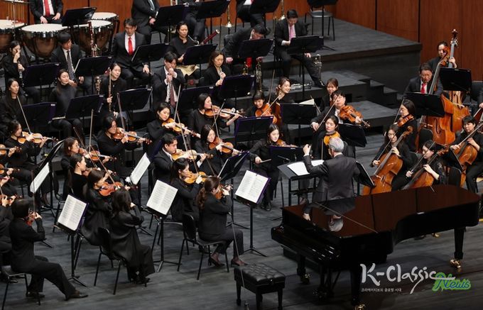 금난새 지휘자가 성남시립교향악단을 지휘하고 있다.