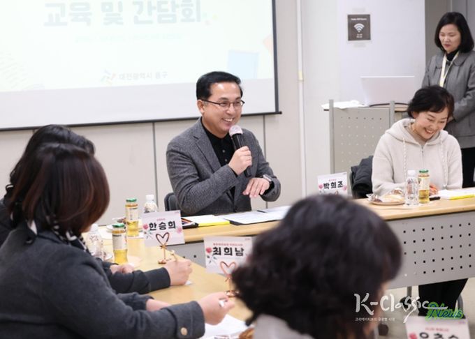 작은도서관 파견 근로자·운영자 교육 및 간담회 진행 모습