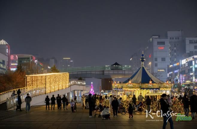 안산문화광장에서 개최된 겨울 빛 축제 '안산 겨울 빛의 나라' 전경.(안산문화재단 제공)