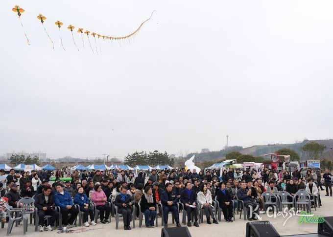 지난 14일부터 이틀간 영산강정원 일원에서 열린 ‘2026 설맞이 연날리기 축제’에 총 5천여 명이 방문했다.(사진 제공-나주시)