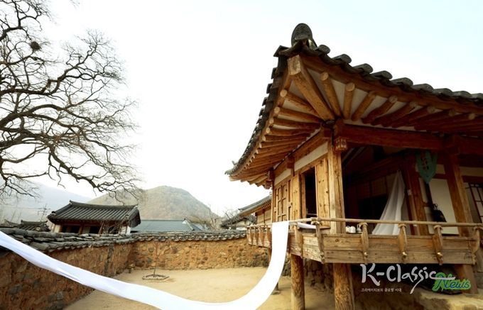 밀양시 단장마을 허씨고가 사랑채의 마루 목련 오브제 사진