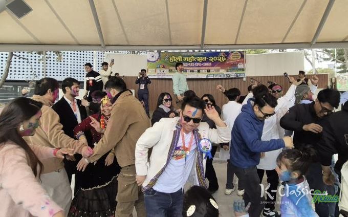 1일 외국인주민지원본부 야외무대에서 네팔 전통 명절 '홀리(Holi) 축제'가 진행중이다