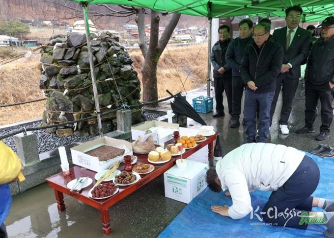 최충규 대덕구청장이 2일 민속 보존 마을 행사인 보름제에 참석해 제를 올리고 있다.