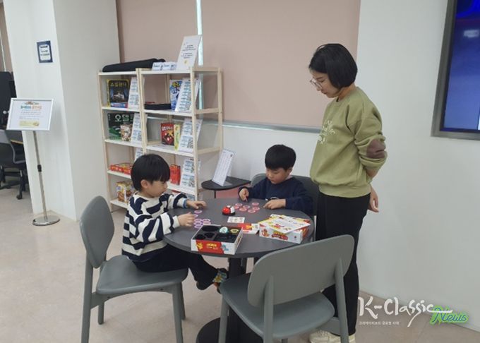 어린이들이 하안도서관 3층 보드게임 라운지 '놀이충전소 올댓게임'에서 보드게임을 하고 있다.