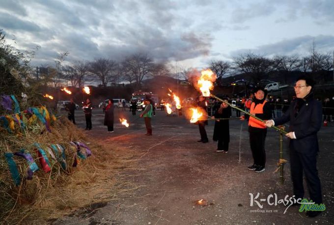 하동군 곳곳 밝힌 정월대보름 달집태우기..군민 안녕과 풍년 기원
