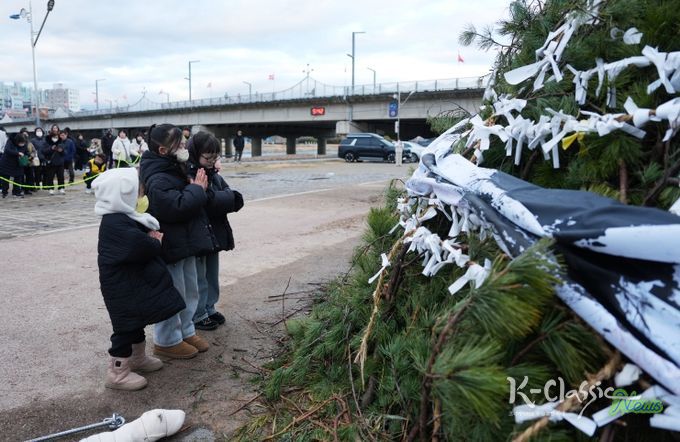 영천발전 기원제에서 아이들이 소원지를 달집에 달고 소원을 빌고 있다.