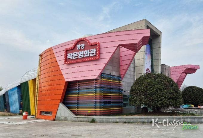 함양군 작은영화관이 개관 한 달여 만에 누적 관람객 1만 명을 돌파하며 지역의 일상 속 대표 문화공간으로 빠르게 자리 잡고 있다.