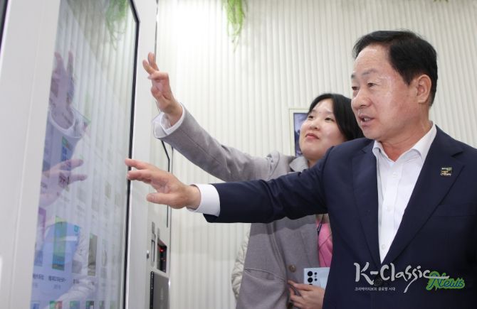 다산역 스마트도서관 서비스를 시연 중인 주광덕 시장