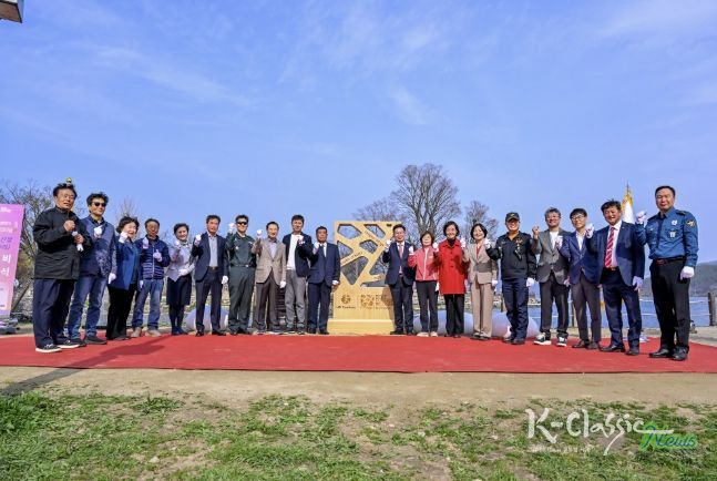 기념비 단체사진