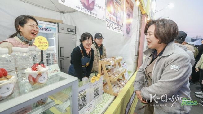 과천시 ‘과천 맛집 스트릿’이 열린 렛츠런파크 서울 ‘벚꽃축제’ 현장에서 신계용 과천시장과 상인들이 웃고 있다