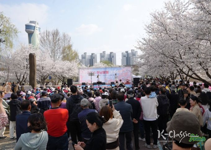 지난 4월 4일 당정뜰에서 열린 2026 하남봄봄 문화축제에 방문한 시민들이 공연을 즐기고 있다.