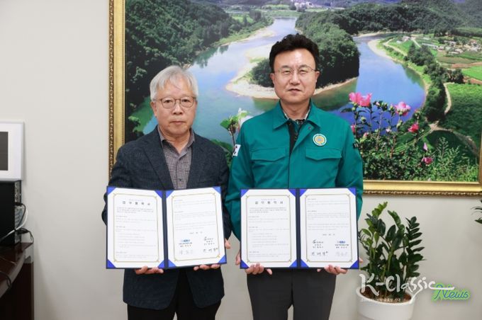 우편문화연구회 업무협약 사진(좌.양승우문화연구회장, 우.전대복부군수)