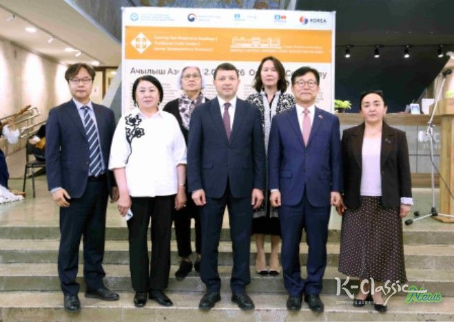 국립미술관 전통공예센터 개관식((왼쪽 세 번째) 맘베탈리예프 미르벡 케멜로비치 키르기즈공화국 문화정보청년정책부 장관, (왼쪽 네 번째) 김광재 주키르기즈공화국 대한민국 대사)